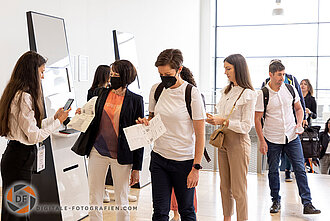 Besucher beim Checkin zur Messe CheckIn