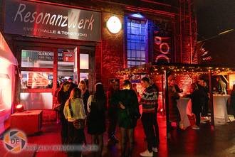 Mitarbeiter im Außenbereich mit Glühweinstand Außenbereich