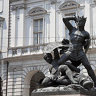 Statue am Palazzo di Citta Statue am Palazzo di Citta