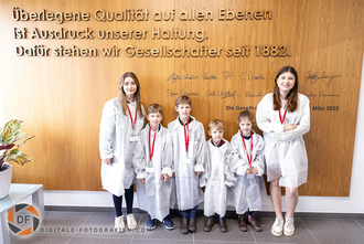 Gruppenfoto der Kinder vor der Laborführung Kinder