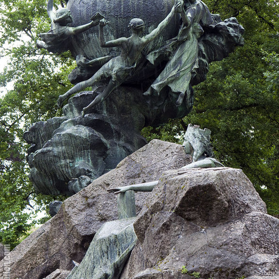 Bern-Weltpost-Denkmal-Kleinen-Schanze-3
