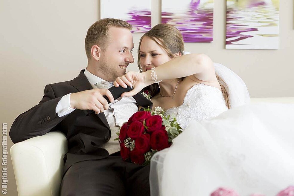 Brautpaarshooting im Hotelzimmer Fernbedienung