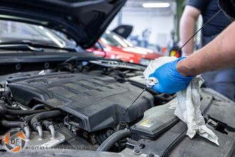 Mechaniker beim Service Service