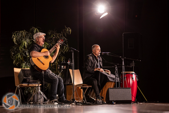 Abendprogramm mit Live Musik von einer Band. Band