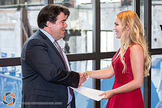 Übergabe des Abschlusszeugnisse durch den Schulleiter Zeugnis