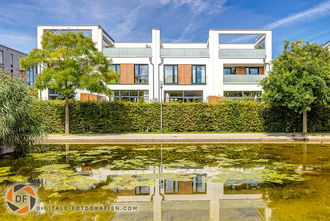 Ansicht der Immobilie von der Rückseite mit Teich Rückseite