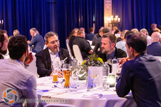 Aussteller bei der Afterparty im Gespräch am Tisch Gesprächssituation