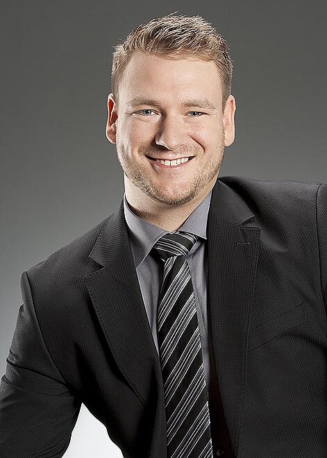 Bewerbungsfoto vom Mann im Halbportrait Bewerbungsfoto vom Mann im Halbportrait