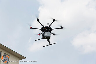 Drohne bei der Auslieferung von Paketen Drohne