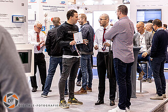 Besucher auf dem Messestand der LST in Essen Besucher
