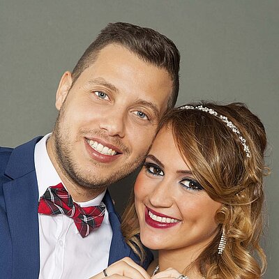 Brautpaar formt ein Herz mit den Händen Hände in Herzform