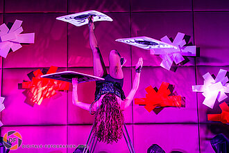 Künstlerauftriff beim Event auf der Bühne in Aktion Künstler