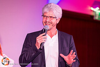 Geschäftsführer bei der Eröffnung des Come-Together Sprecher