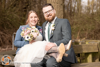 Foto vom Brautpaar im romantischen Hinterhof der Wasserburg Haus Kemnade Foto vom Brautpaar im Hinterhof der Wasserburg