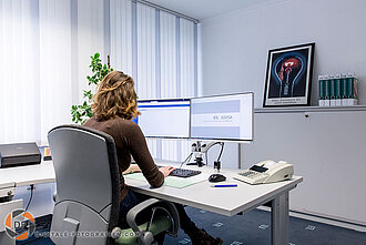 Foto während der Buchhaltung Buchhalterin