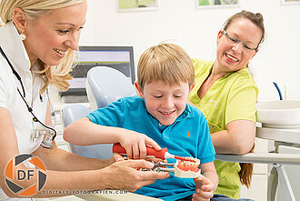 Behandlungssituation mit einem Jungen