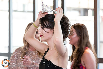 Überreichung der Krone Krone