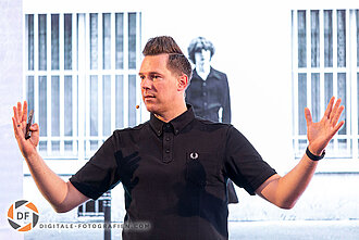 Messefoto bei der Bühnenpräsentation eines Sprechers Bühnenpräsentation