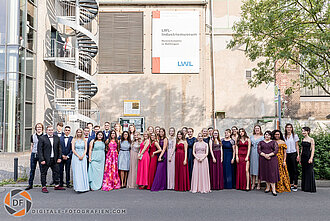 Gruppenfoto mit allen Abiturienten des Berufskolleg Witten 2019 Gruppenfoto
