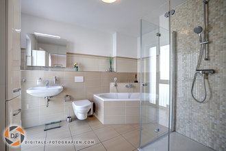 Foto vom Badezimmer mit Dusche und Badewanne Badezimmer