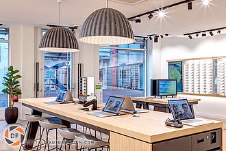 Beratungstische in der Mister Spex Filiale Beratungstische