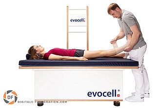 Modell und Physiotherapeut