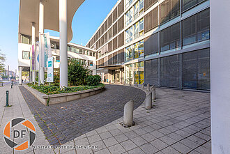 Außenaufnahme des Eingangsbereichs der Gewerbeimmobilie Eingangsbereich