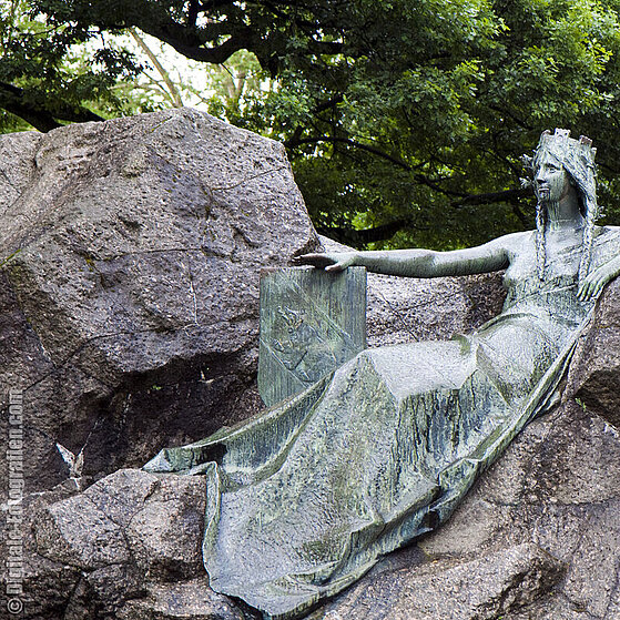 Bern-Weltpost-Denkmal-Kleinen-Schanze-4