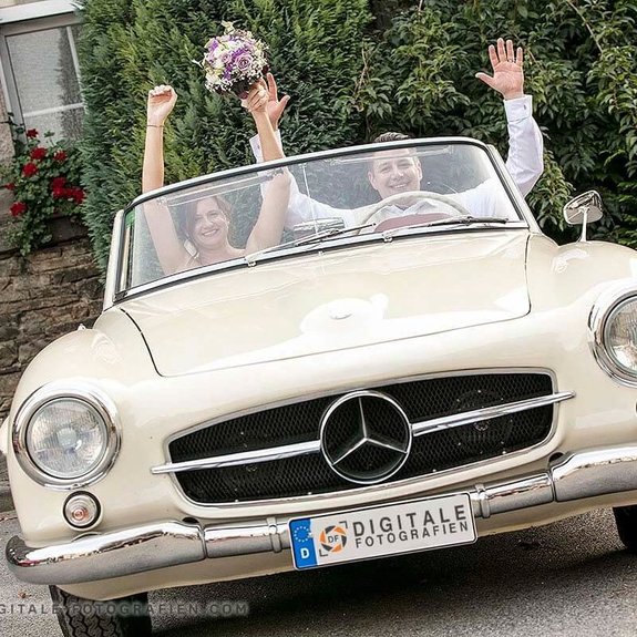 Brautpaar-im-Oldtimer-Mercedes