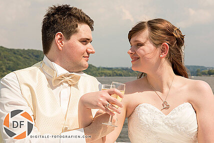 Hochzeitsfoto vom Brautpaar auf dem Schiff Brautpaarfoto