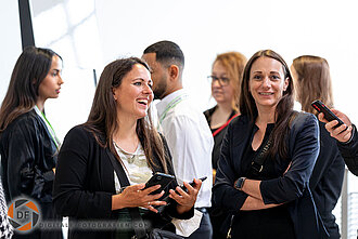Messe Besucher bei Gesprächen Messe Besucher