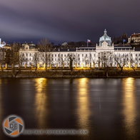 Regierungsgebäude Prag bei Nacht – Beleuchtete Architektur an der Moldau