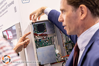 Beratungsgespräch auf der Security Messe Beratung