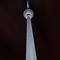 Nachtaufnahme vom Fernsehnturm in Berlin Fernsehnturm