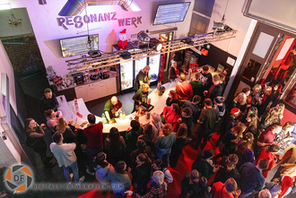 Partygäste an der Theke vom Resonanzwerk Theke