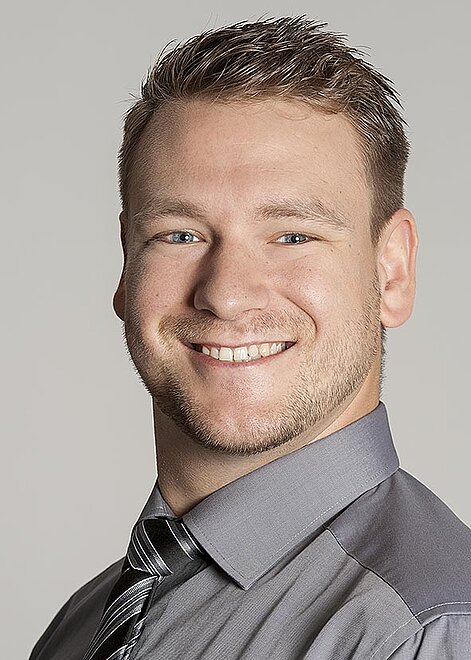 Mann mit aufgetragenen Bewerbungsmakeup Mann mit aufgetragenen Bewerbungsmakeup