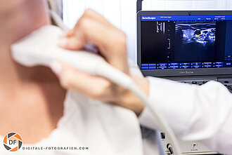 Untersuchung des Kehlkopf mit dem Ultraschallgerät Kehlkopf Ultraschall