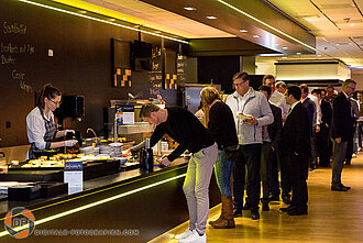 Personen in Schlange beim Catering Catering