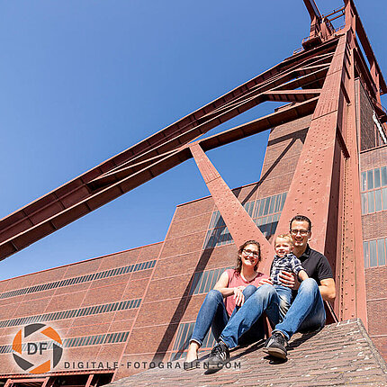 Familienfoto am Förderturm der Zeche Zollverein in Essen Familienfoto