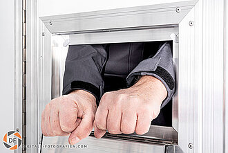 Gefangener im Transporter mit Handschellen Handschellen