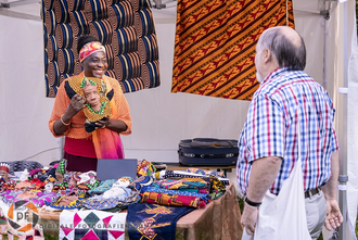 Foto einer Ausstellering, welche Produkte präsentiert. Ausstellerin