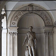 Statue im Palazzo di Citta Statue im Palazzo di Citta