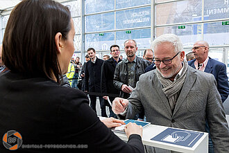 Einlass mit Besuchern Einlass