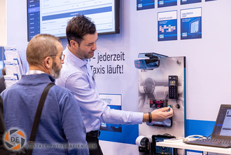 Aussteller präsentiert dem Besucher sein Produkt am Messestand Präsentation