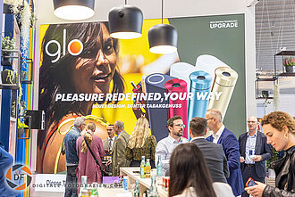 Besucher auf dem Messestand InterTabak