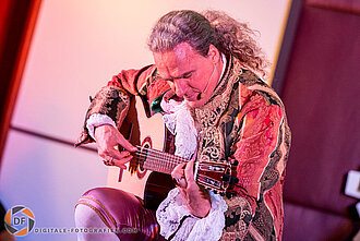 Künstler spielt Gitarre Gitarre