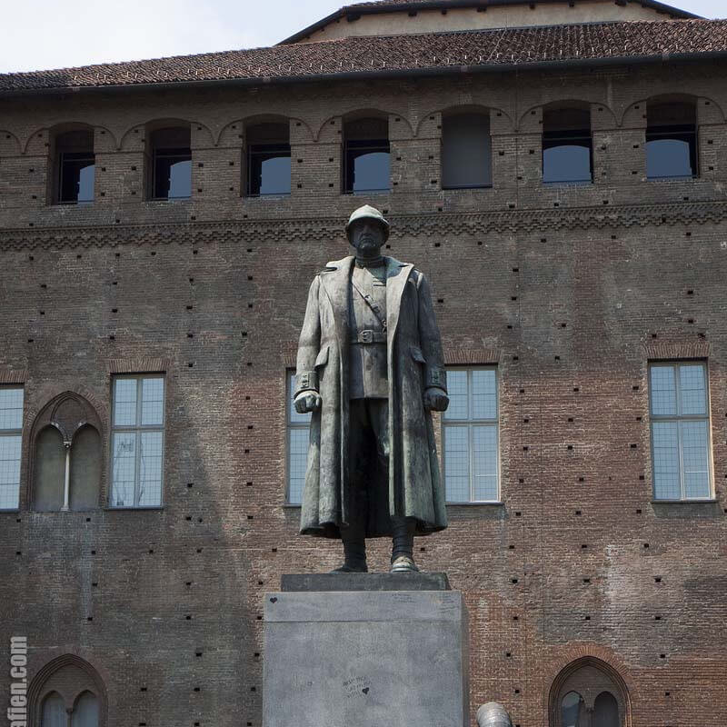 Statuen am Castello