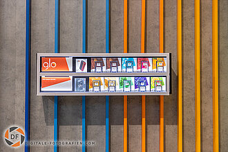 Regal mit Produkten des Ausstellers Produktregal