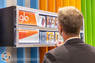 Messebesucher am Produktregal Produktregal