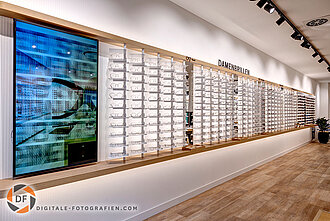 Ausstellung der Damenbrillen in der Filiale Damenbrillen